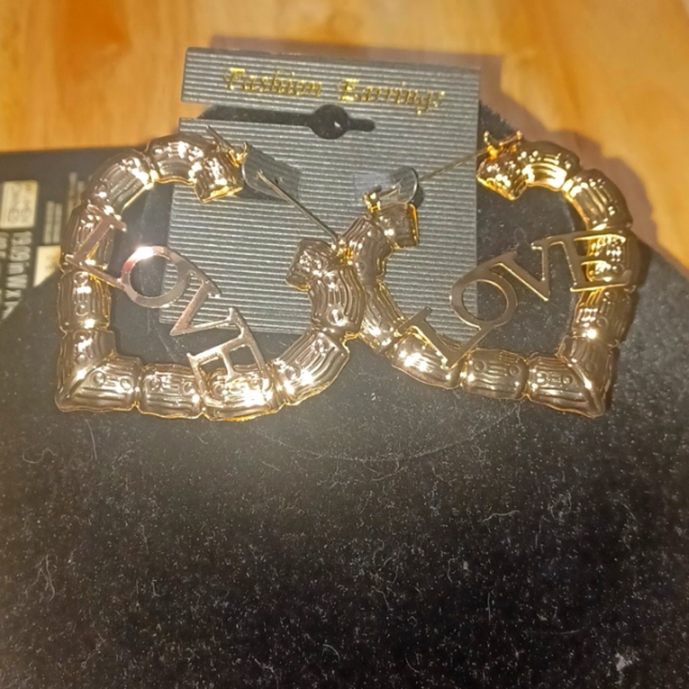 💐Fashion Earrings that say LOVE💐
